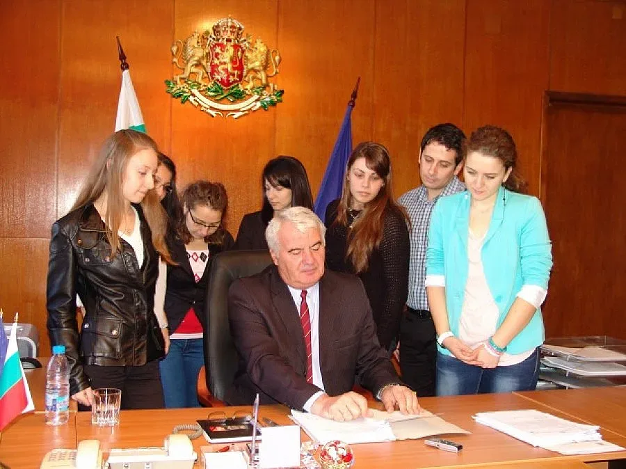 Стажанти трупат опит при областния на Търново