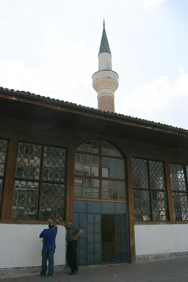 Пак посегнаха на джамията в Казанлък