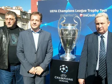 Стражници пазят купата на Шампионската лига