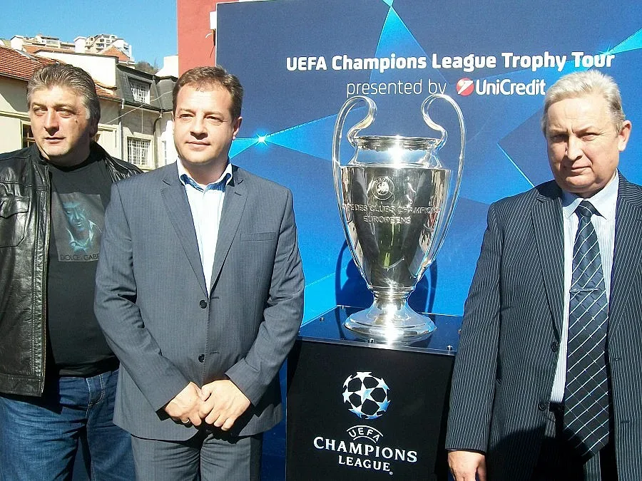 Стражници пазят купата на Шампионската лига