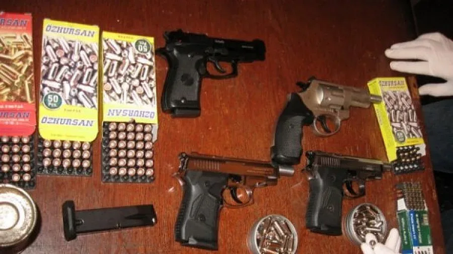 Незаконно оръжие и боеприпаси иззеха от частен дом 