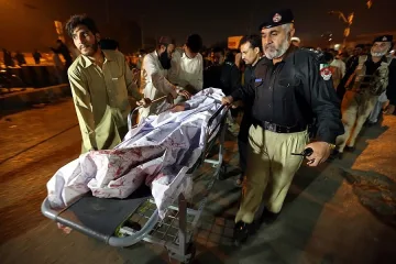 Бомба на влак в Пакистан взе най-малко 6 жертви