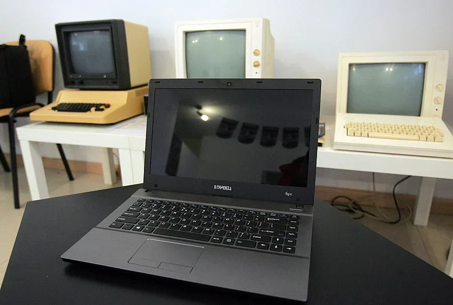 Умуват за цената на лаптопа "Правец"