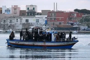 Спасиха 254 имигранти в лодка край Италия