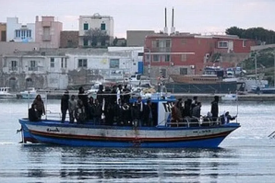 Спасиха 254 имигранти в лодка край Италия