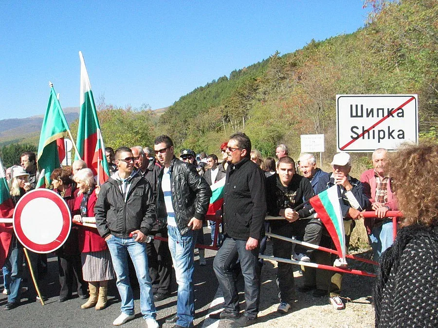 Граждани на Казанлък блокираха пътя за Шипка за час