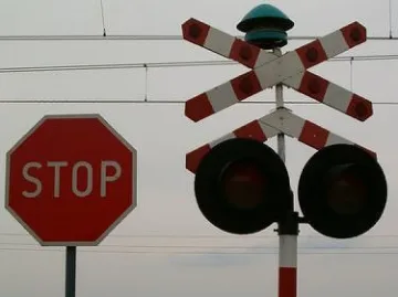 Жена оцеля при сблъсък с влак