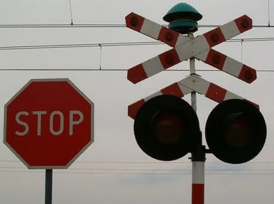 Жена оцеля при сблъсък с влак