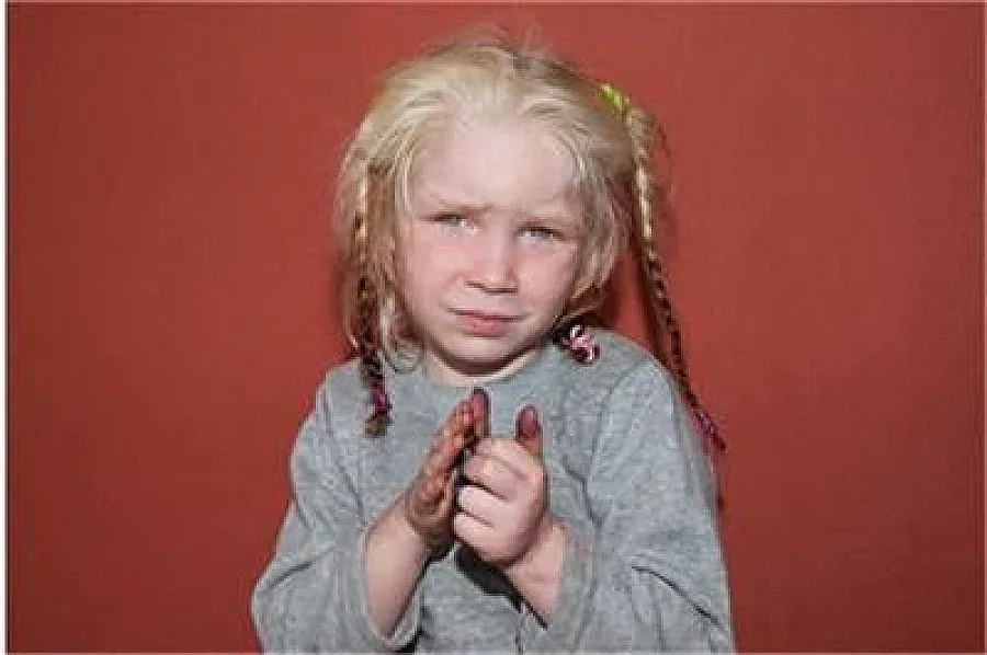 Интерпол търси родителите на похитеното от роми българче