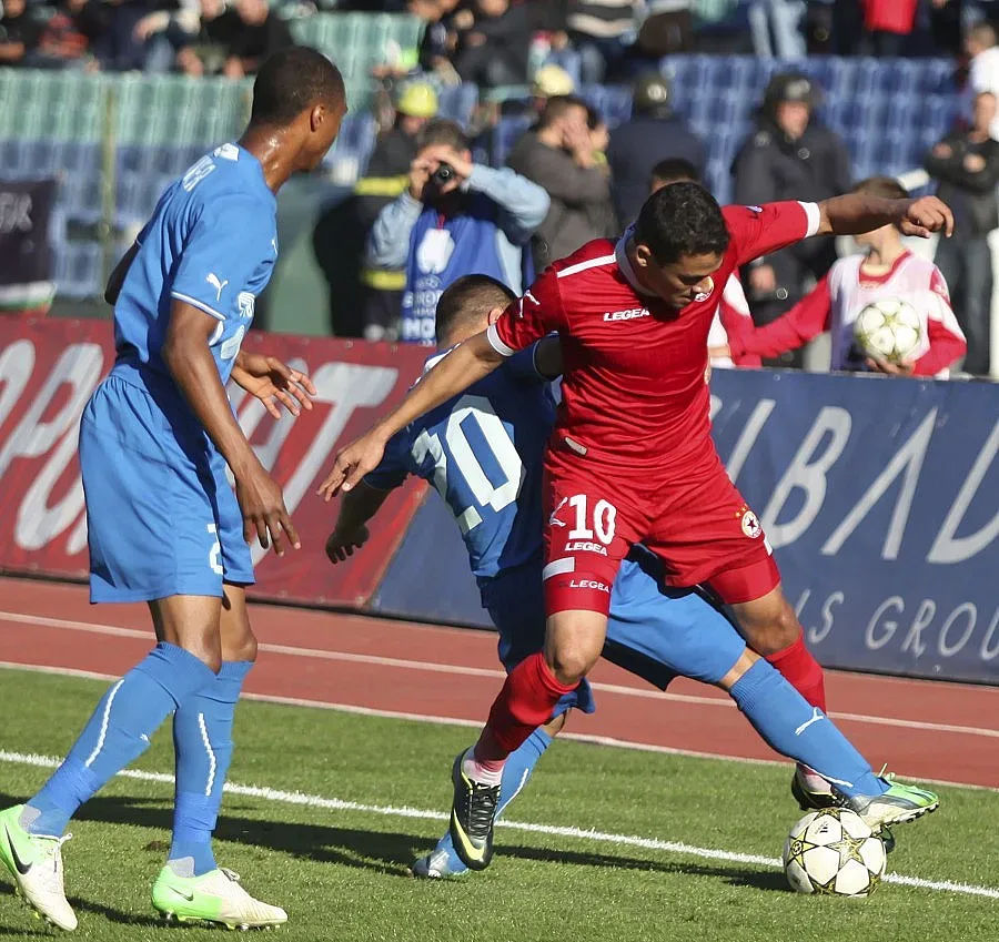 "Червените" с минус три топки