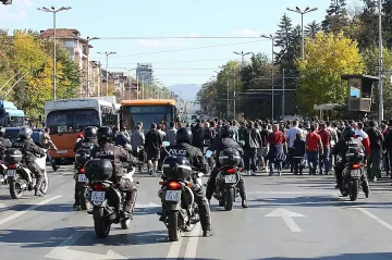 Десетки арестувани, полицията безмилостна