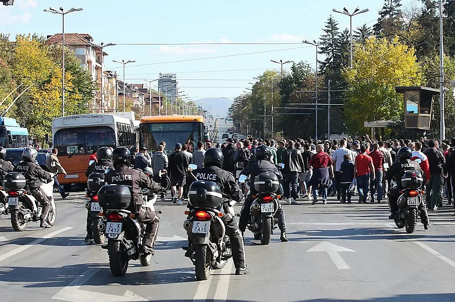 Десетки арестувани, полицията безмилостна