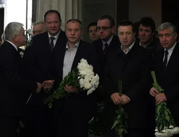 Депутати и артисти изпратиха Николай Петев