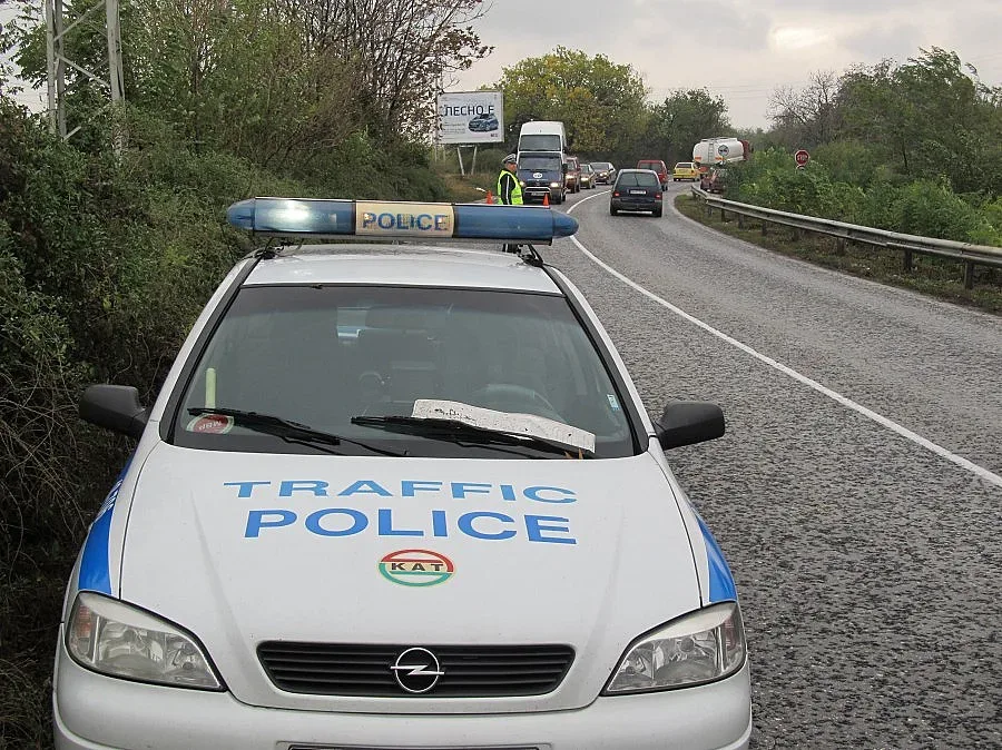 Пиян шофьор падна с колата си в река Чая