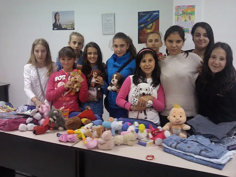 Младежи зарадваха деца за Деня на благотворителността 