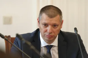 Шефът на антикорупционната комисия оцеля в парламента