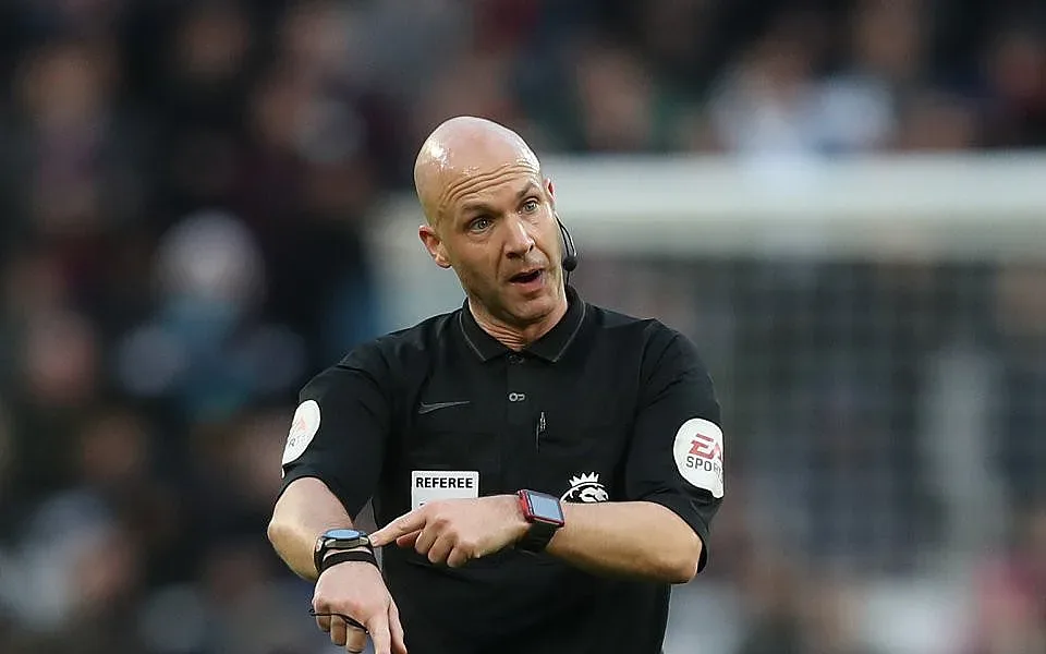 Топ рефер във Висшата лига получи смъртни заплахи