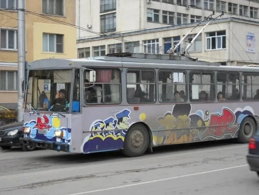 Тролейбус потъна в дупка