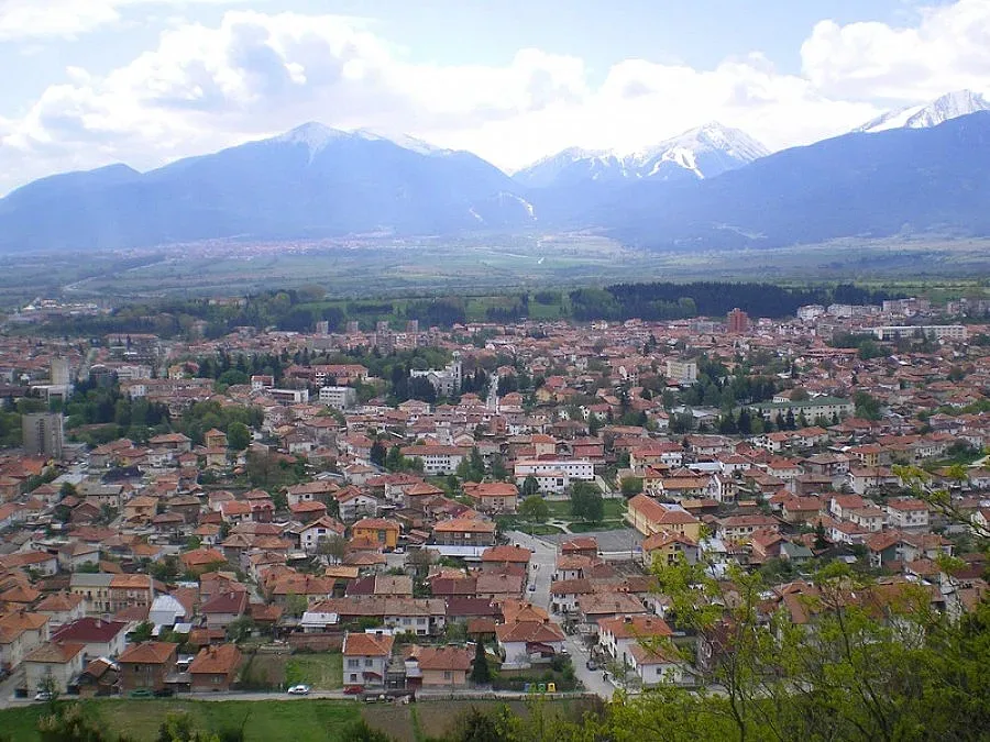 Хлапаци задигнаха и караха кола из Разлог