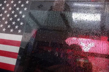 Училищен автобус блъсна товарен автомобил в САЩ