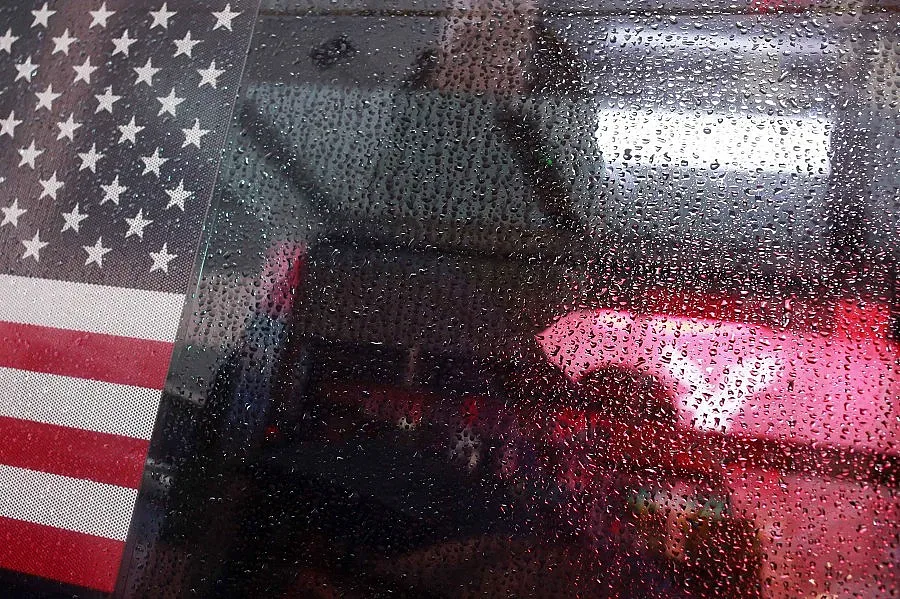 Училищен автобус блъсна товарен автомобил в САЩ