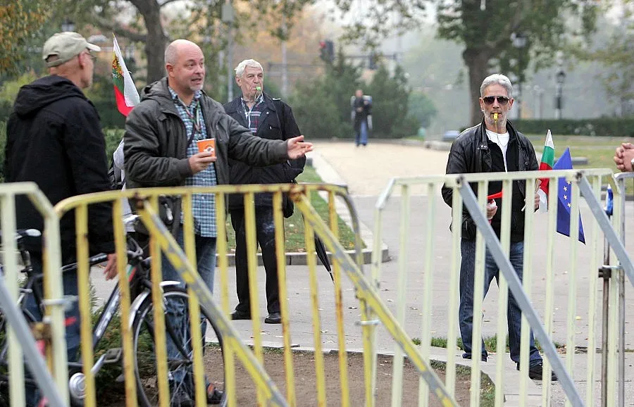 Антиправителствен и антибежански протест огласиха столицата 