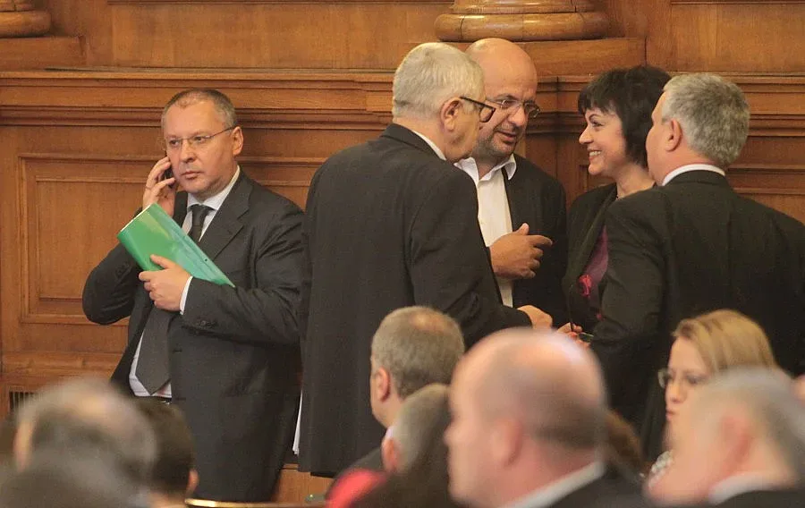 Порязаха Адемов, военните пак с ранни пенсии