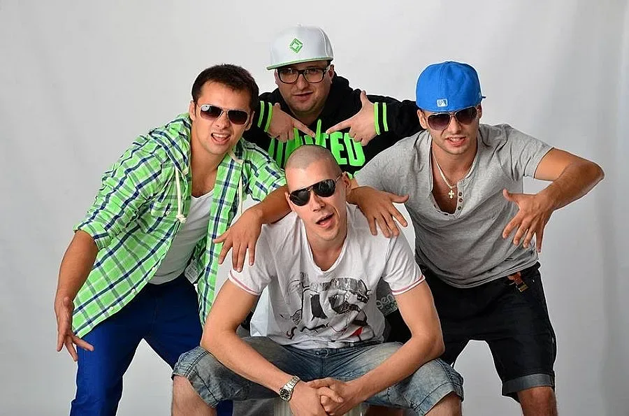 Ученичка шмърка кока от учебник в музикален клип