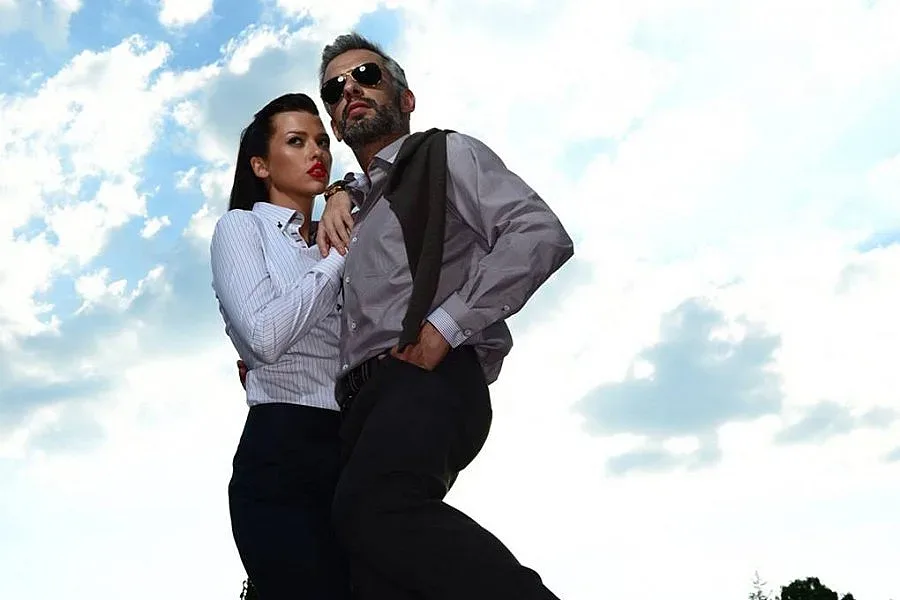 Брокер и моделка атакуват киното