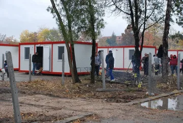 В бежанския център в Харманли палят огън, за да се сгреят