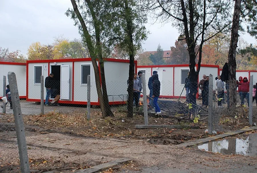В бежанския център в Харманли палят огън, за да се сгреят