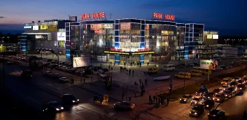 Над 800 евакуирани от горящ мол в Екатеринбург