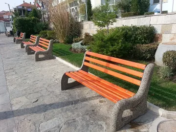 Нови пейки от кметството на Св. Влас