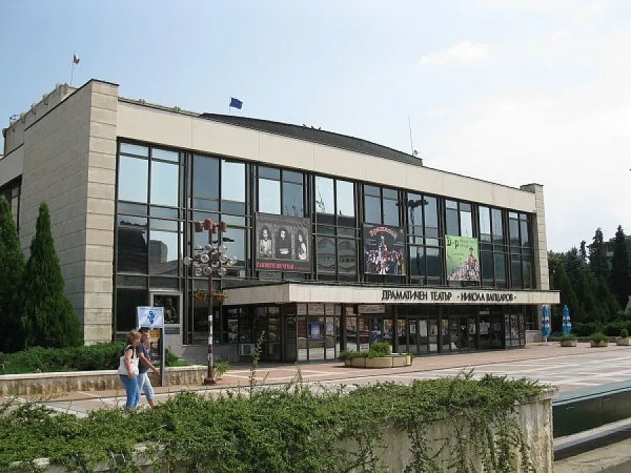 Театрали 3 месеца без заплати