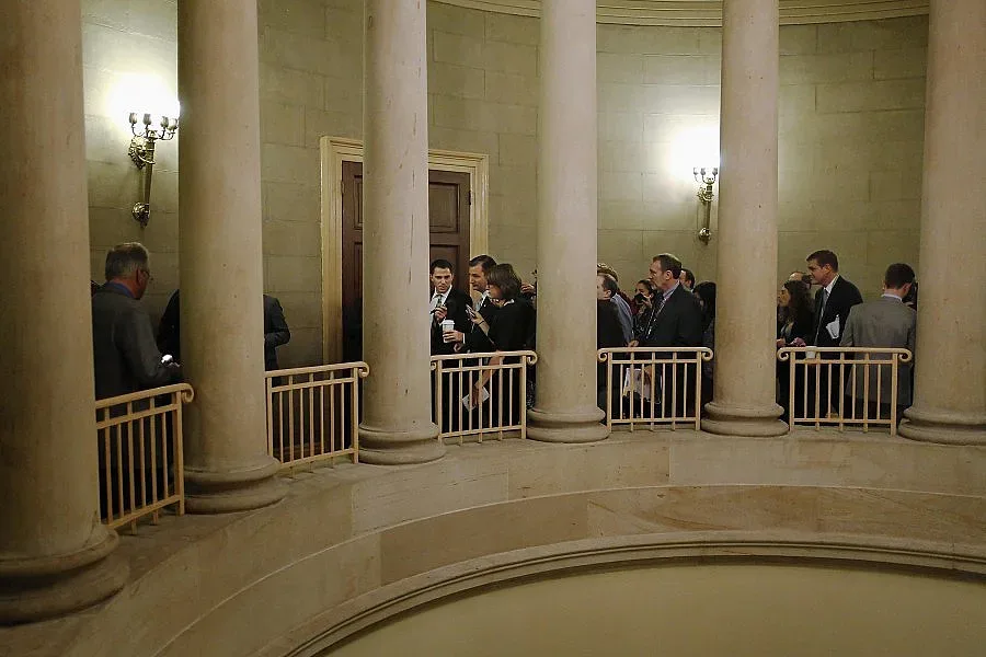 В 12 без пет сенаторите се споразумяха за  дълга