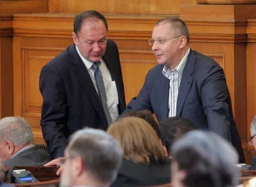 Глобяват червени 100 лв., ако не гласуват