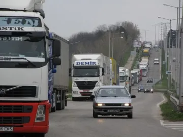 200 тира извиха колона на Дунав мост