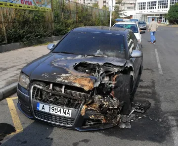 Запалиха колата на гард на Митьо Очите