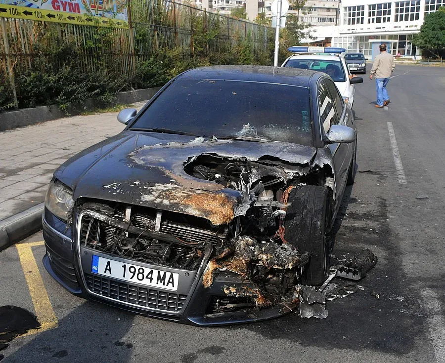 Запалиха колата на гард на Митьо Очите