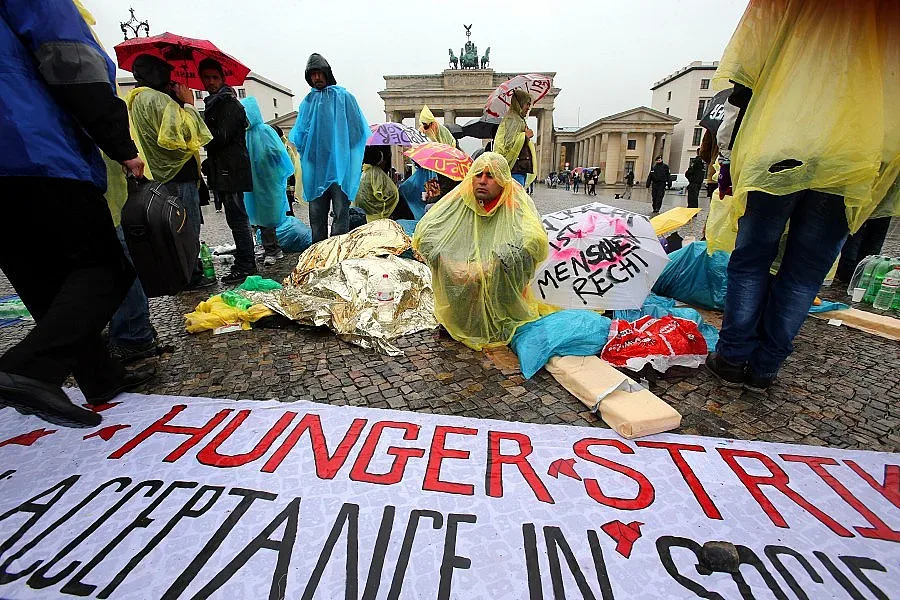 Бежанци протестират на Бранденбургската врата в Берлин