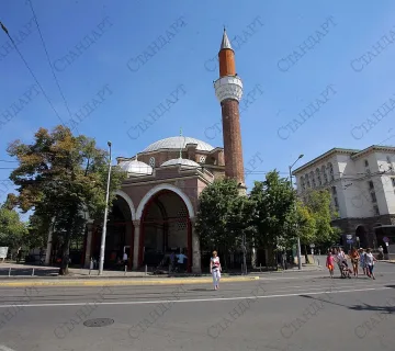 Бежанци и роми се биха зад джамията в София