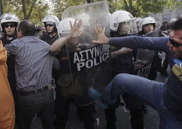 В Гърция - 2000 за наем на полицай