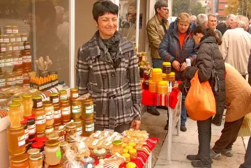 Българските пчелари искат пари за опрашване