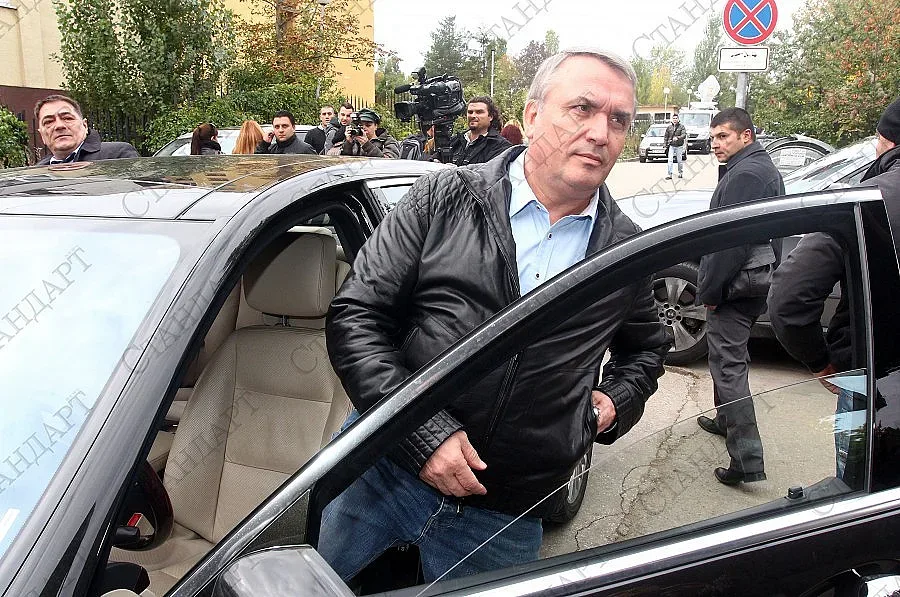 Намалиха гаранцията на Манчев с половин милион