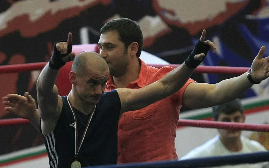 Александров тръгна с победа на Световното по бокс
