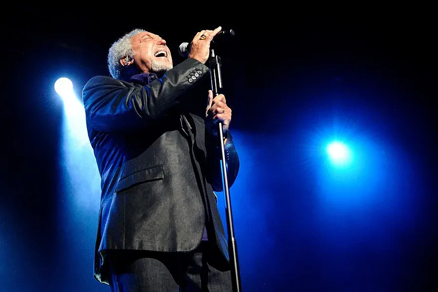 Том Джоунс шета из София