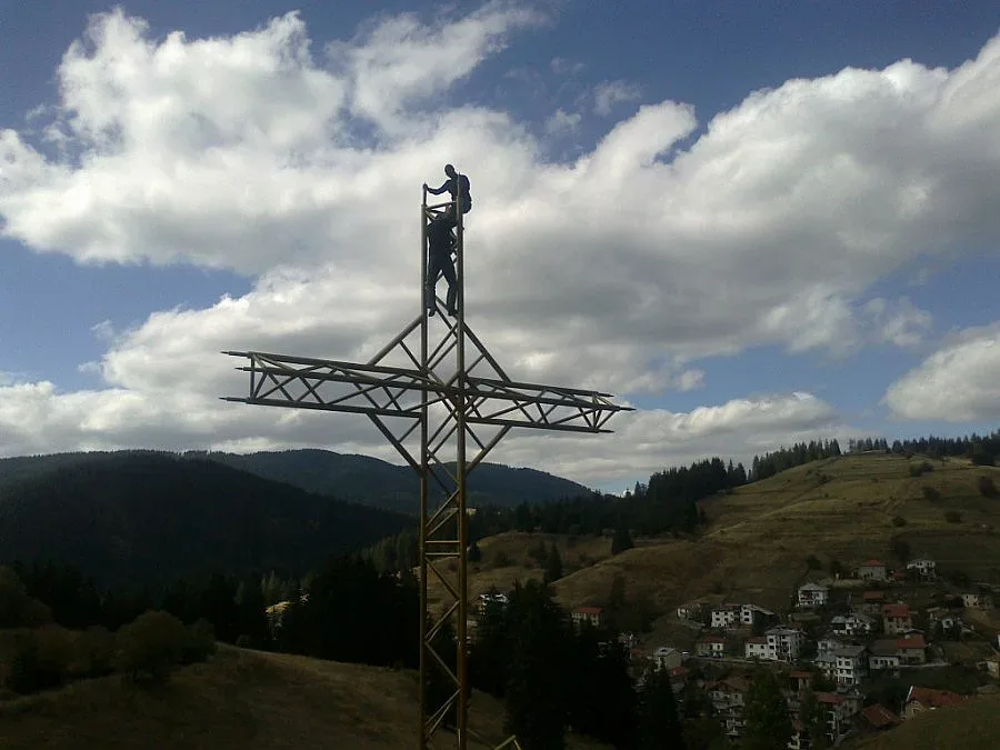 Космически кръст пази България