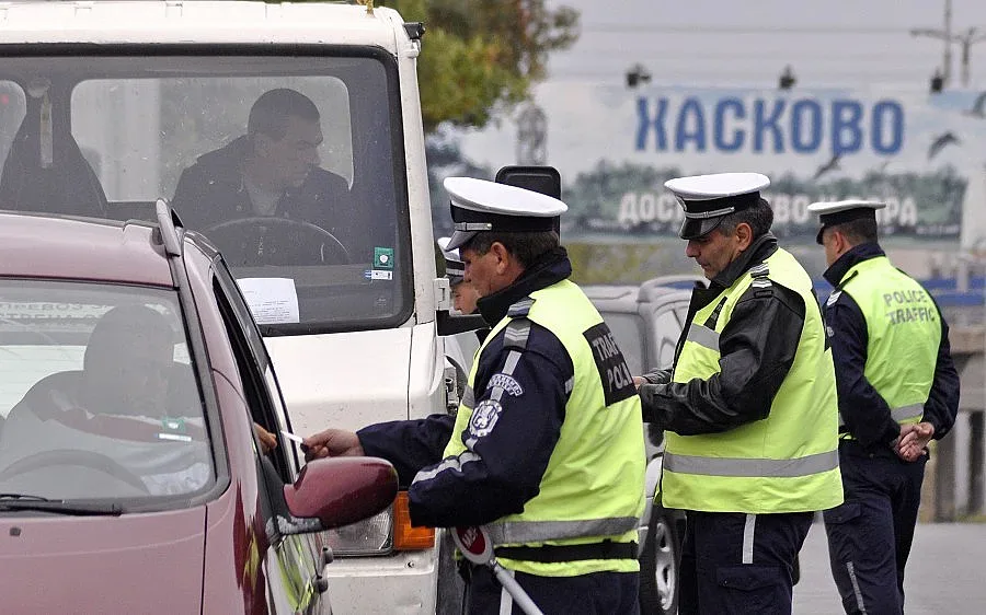 Шофьор подкупва полицаи с десетачка