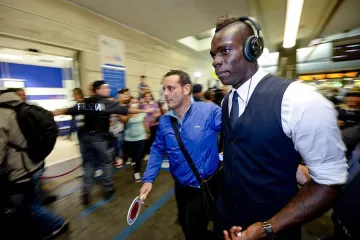 ВИДЕО: Балотели блъсна камера в Неапол