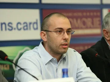 Уж постоянно се режат щатове, а администрацията се множи